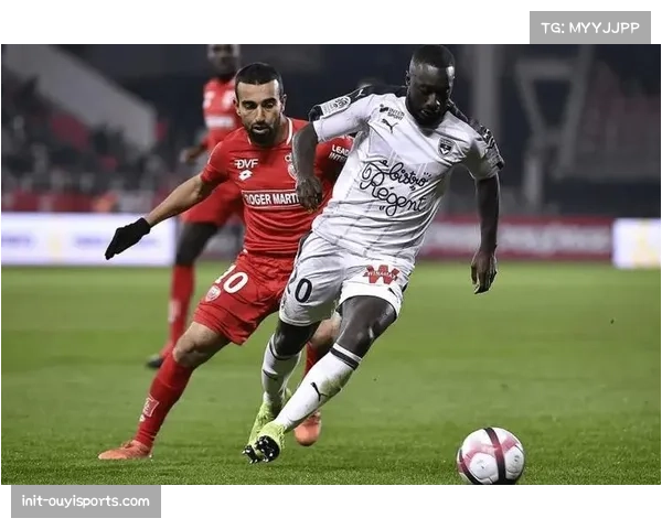 特写：终场哨响，提前降级的特鲁瓦老将瘫坐球场掩面